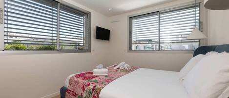 3 室のベッドルーム、デスク、WiFi (無料)、ベッドシーツ