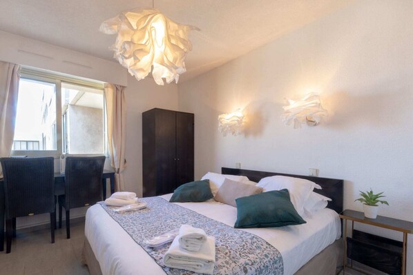 In-room safe, free WiFi, bed sheets