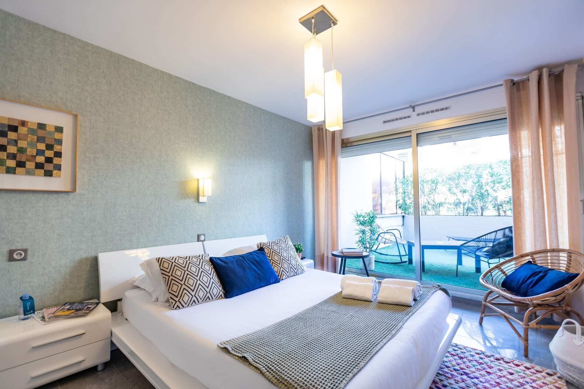 Skrivebord, wi-fi (inkludert) og sengetøy