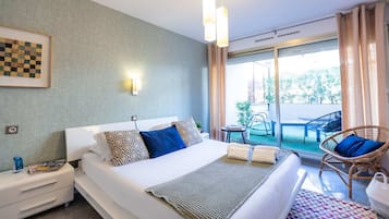 Skrivebord, wi-fi (inkludert) og sengetøy