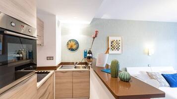 Réfrigérateur, micro-ondes, four, plaque de cuisson