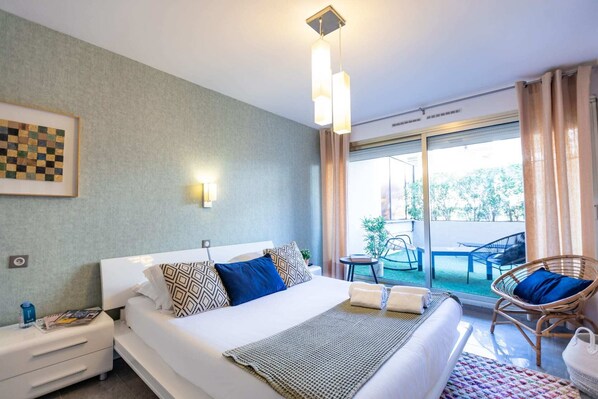 Escritorio, wifi gratis y ropa de cama 