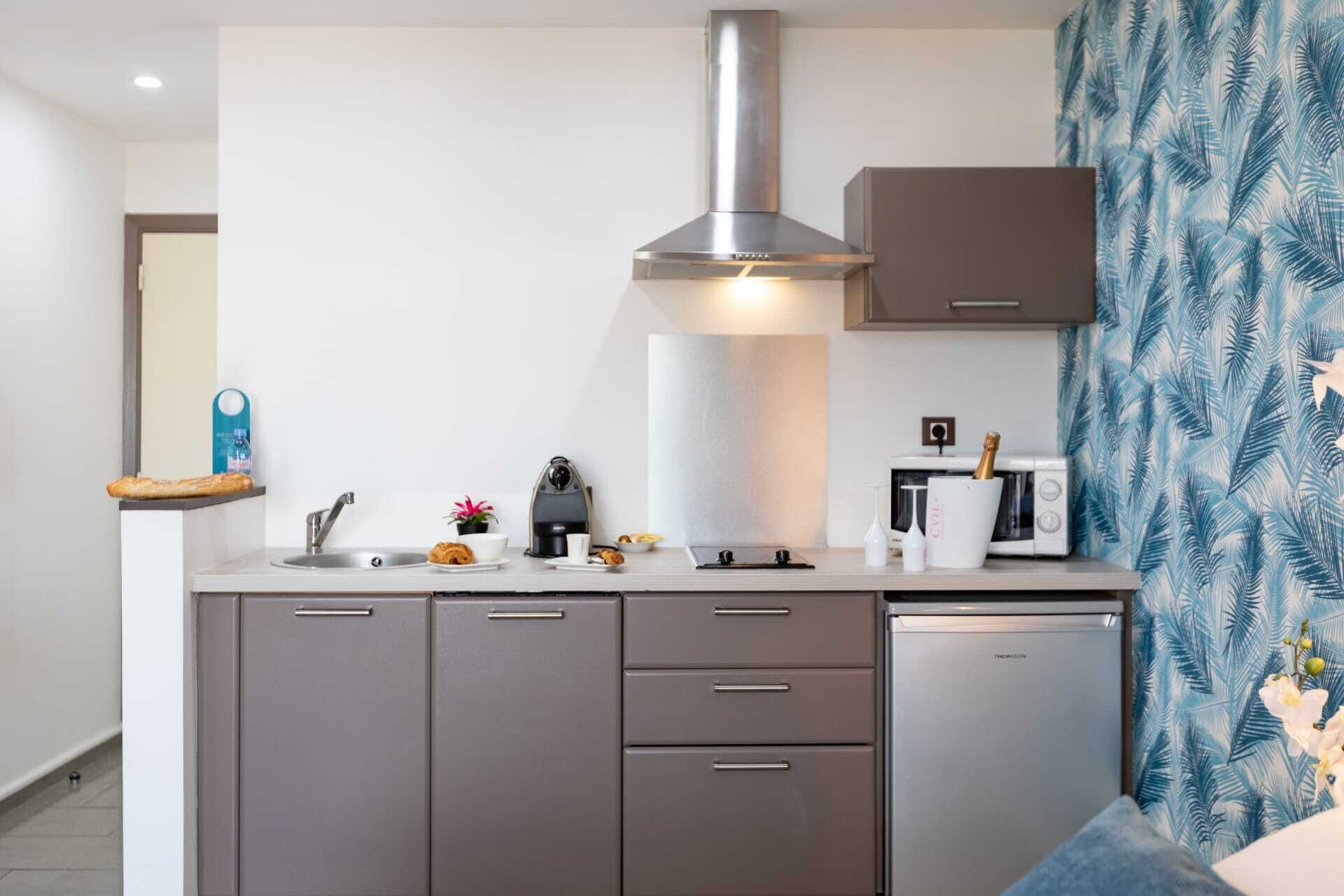 Frigorifero, microonde, forno, piano cottura