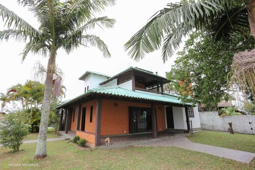 House on the banks of the Mampituba River, enjoy the pool and the beautiful scenery.