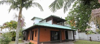 House on the banks of the Mampituba River, enjoy the pool and the beautiful scenery.