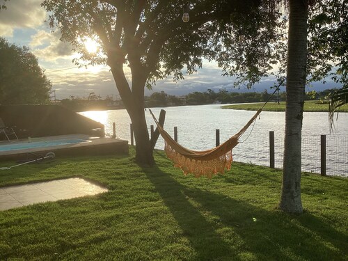 House on the banks of the Mampituba River, enjoy the pool and the beautiful scenery.
