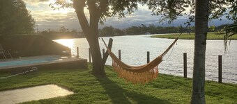 House on the banks of the Mampituba River, enjoy the pool and the beautiful scenery.