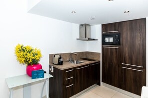 Fridge, oven, stovetop, dishwasher - Spacious Charming Riviera 5E (Antibes)