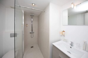 Shower, towels - Spacious Charming Riviera 5E (Antibes)
