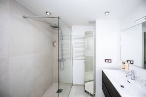Shower, towels