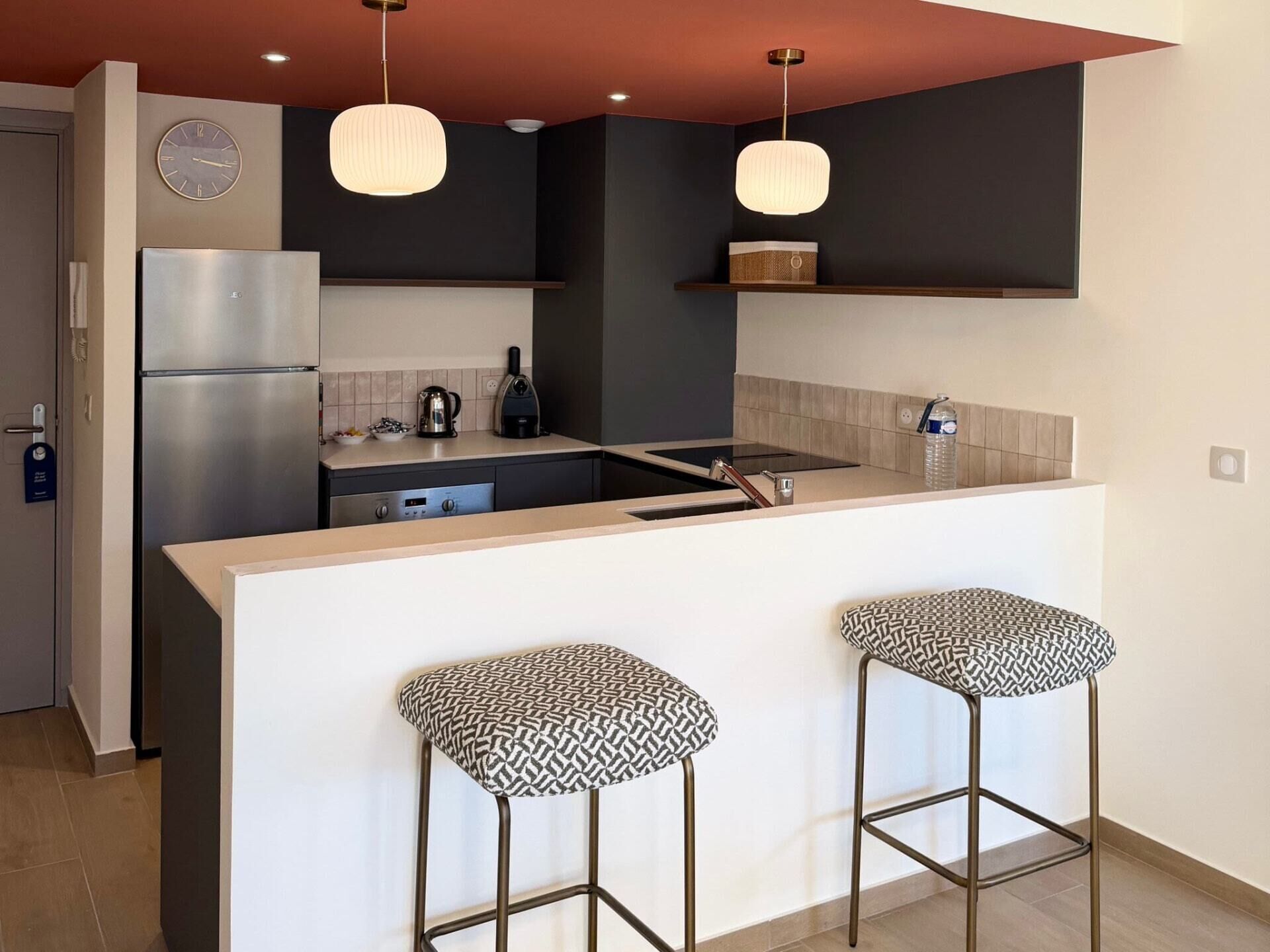 Geladeira, micro-ondas, cooktop, lava-louças