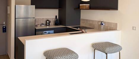 Geladeira, micro-ondas, cooktop, lava-louças