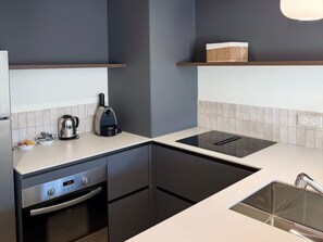 Réfrigérateur, micro-ondes, plaque de cuisson, lave-vaisselle