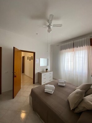 4 habitaciones, tabla de planchar con plancha, wifi y ropa de cama 