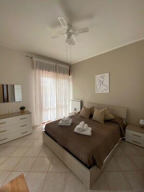 4 habitaciones, tabla de planchar con plancha, wifi y ropa de cama 