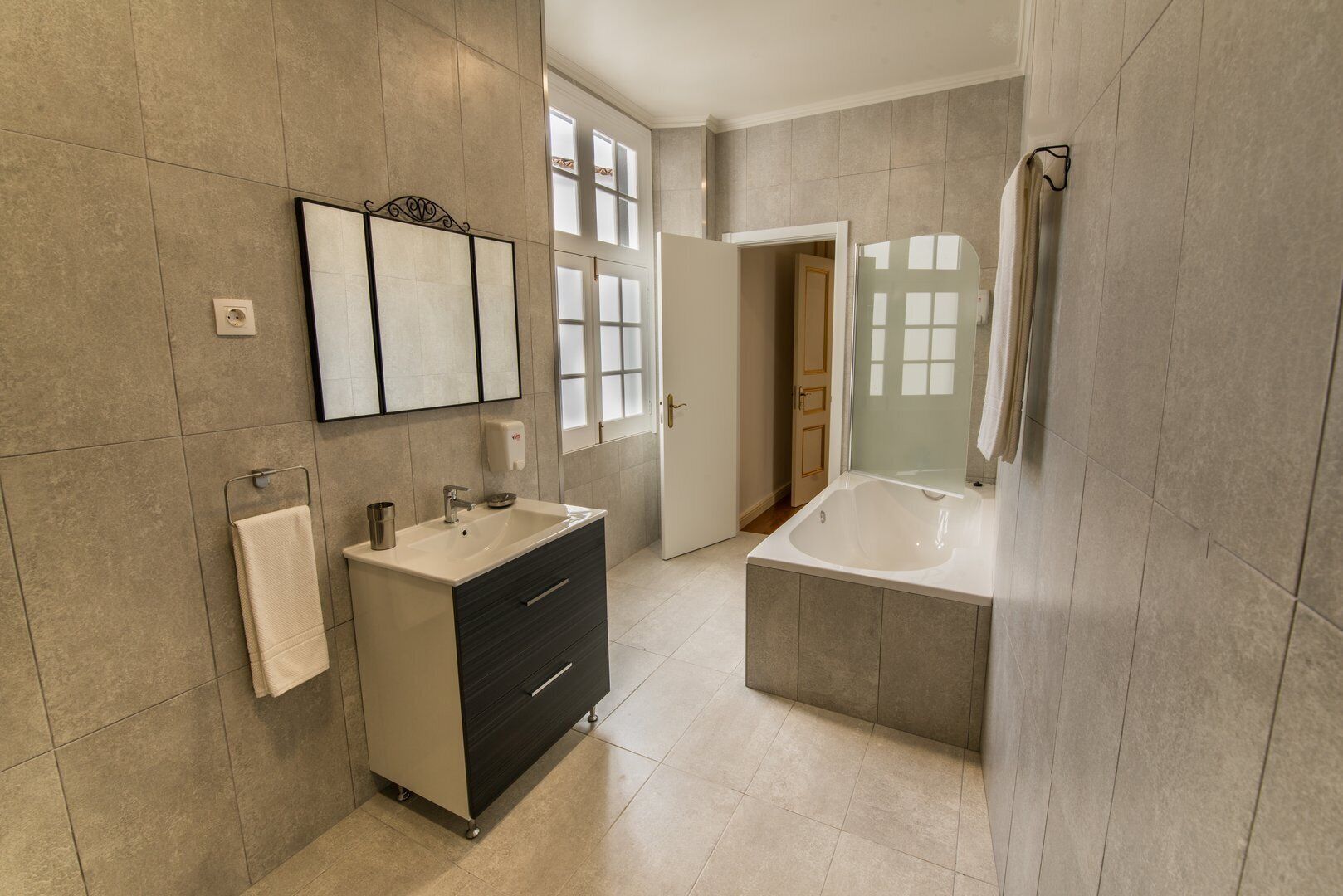 Dusj, hårføner og håndklær