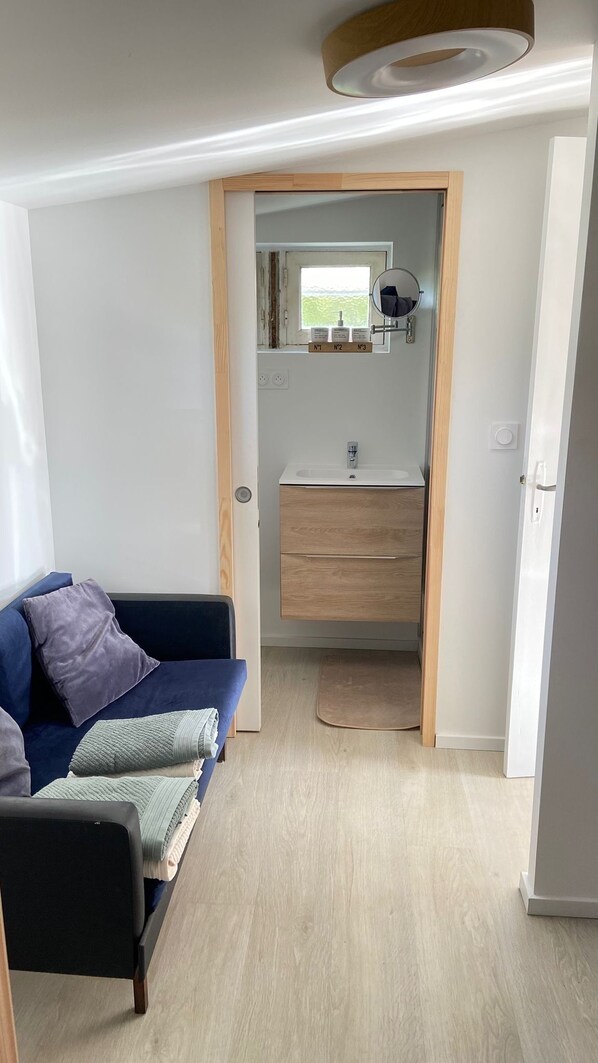 Smart TV - 800 metres from the beach, between new and vintage, parking & pets (PLÉRIN)