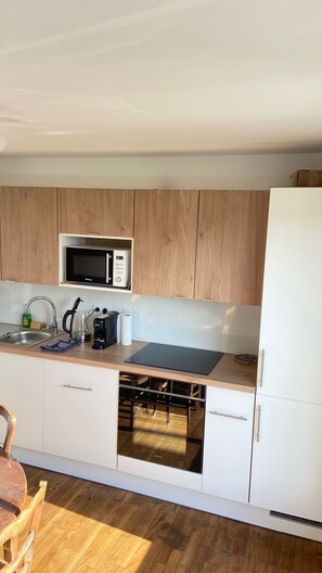 Fridge, microwave, oven, stovetop - 800 metres from the beach, between new and vintage, parking & pets (PLÉRIN)