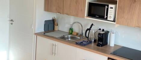 Réfrigérateur, micro-ondes, four, plaque de cuisson