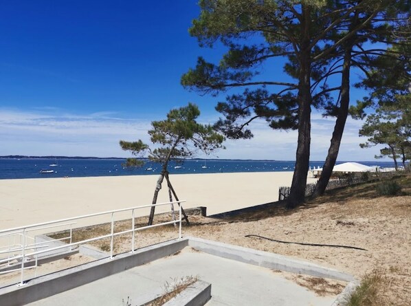 Beach nearby, sun-loungers, beach towels