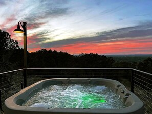 Outdoor spa tub - Modern and Secluded A-Frame with a Hot Tub for a Romantic Texas Hill Country Getaway (Wimberley)