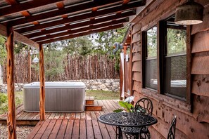Outdoor dining - Luxurious Vintage Style Cabin Rental for Romantic Getaways and Texas Hill Country Vacations (Wimberley)