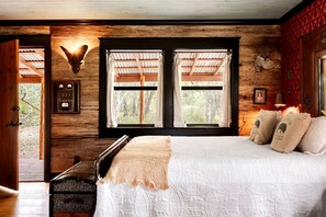 1 bedroom, iron/ironing board, WiFi, bed sheets - Luxurious Vintage Style Cabin Rental for Romantic Getaways and Texas Hill Country Vacations (Wimberley)