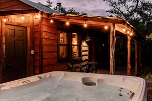 Outdoor spa tub - Luxurious Vintage Style Cabin Rental for Romantic Getaways and Texas Hill Country Vacations (Wimberley)