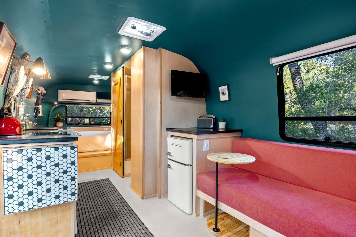 Fridge, oven, stovetop, coffee/tea maker