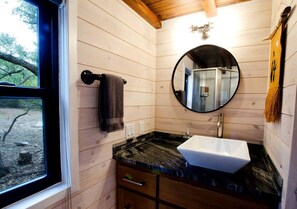 Jetted bath, hair dryer, towels, soap - Charming Texas Tiny House with Private Hot Tub for the Best Glamping in Wimberley (Wimberley)