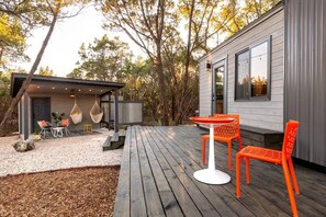 Outdoor dining - Charming Texas Tiny House with Private Hot Tub for the Best Glamping in Wimberley (Wimberley)