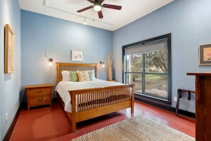 3 bedrooms, desk, iron/ironing board, travel cot - Spacious Hill Country Home Along the Banks of Smith Creek (Wimberley)
