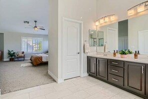 4 bedrooms, iron/ironing board, internet, bed sheets