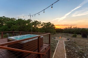 Outdoor spa tub - Stylish Hill Country Cabin for Relaxing Texas Vacations (Wimberley)
