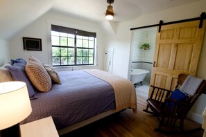 2 bedrooms, iron/ironing board, travel cot, WiFi - Stylish Hill Country Cabin for Relaxing Texas Vacations (Wimberley)