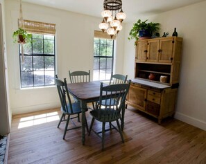 Dining - Stylish Hill Country Cabin for Relaxing Texas Vacations (Wimberley)