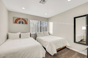 4 bedrooms, iron/ironing board, WiFi, bed sheets