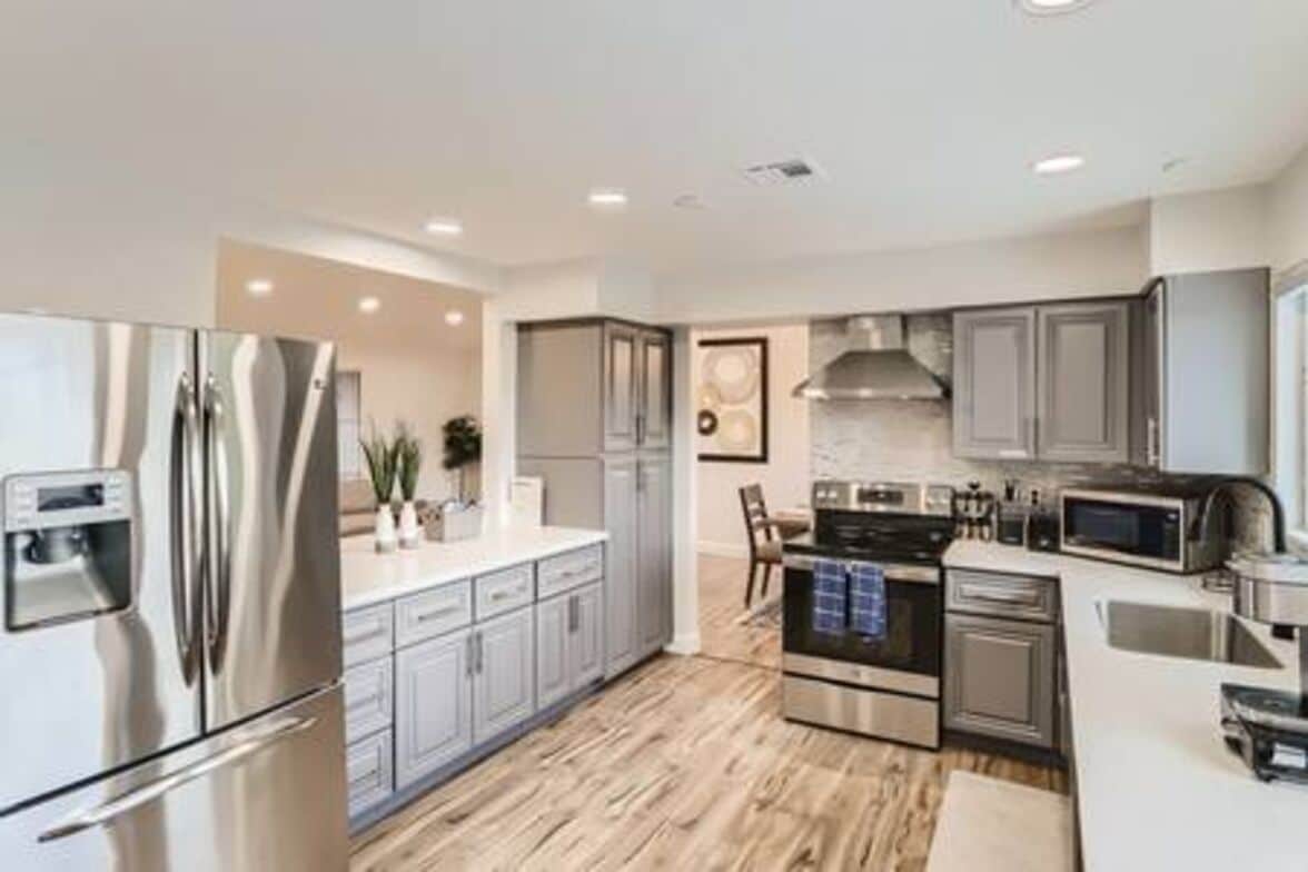 Frigorífico, microondas, horno y placa de cocina