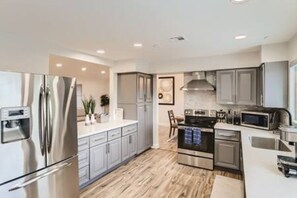 Kjøleskap, mikrobølgeovn, ovn og kokeplater