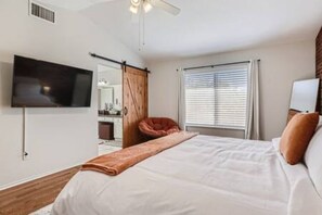 4 bedrooms, iron/ironing board, WiFi, bed sheets - Gillette · Heated Pool with Cabana & Game-Room (Las Vegas)