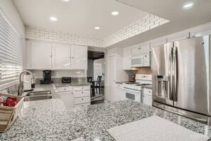 Kjøleskap, mikrobølgeovn, kokeplater og oppvaskmaskin