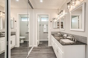 Shower, hair dryer, towels, soap - 4BR w/ GameRoom and Heated Pool 10 Min to Strip! (Spring Valley)