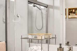 Een haardroger, handdoeken, zeep, toiletpapier