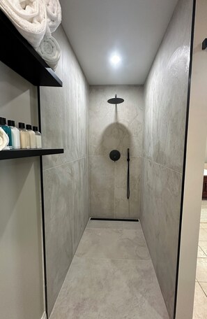 Douche, sèche-cheveux, serviettes fournies, savon