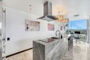 Een koelkast, een microgolfoven