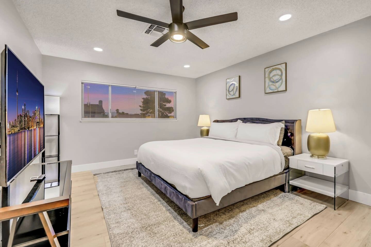 4 bedrooms, desk, iron/ironing board, WiFi
