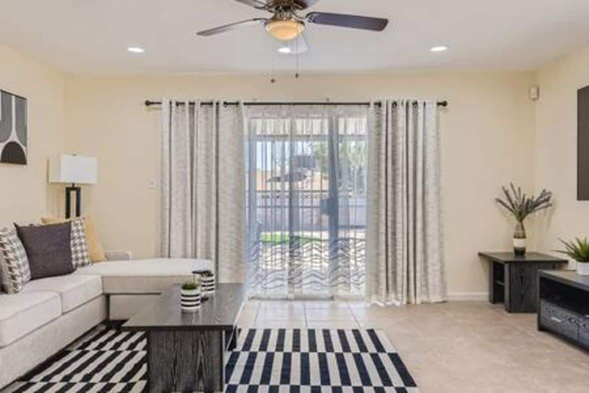 Een televisie en een tafeltennistafel