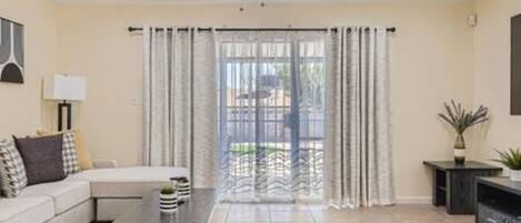 Télévision, table de tennis de table