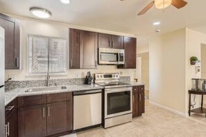 Kjøleskap, mikrobølgeovn, oppvaskmaskin og spisebord