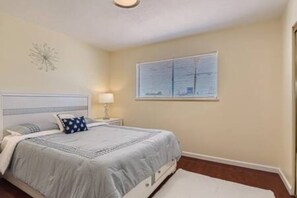 3 soverom, strykejern/-brett og sengetøy